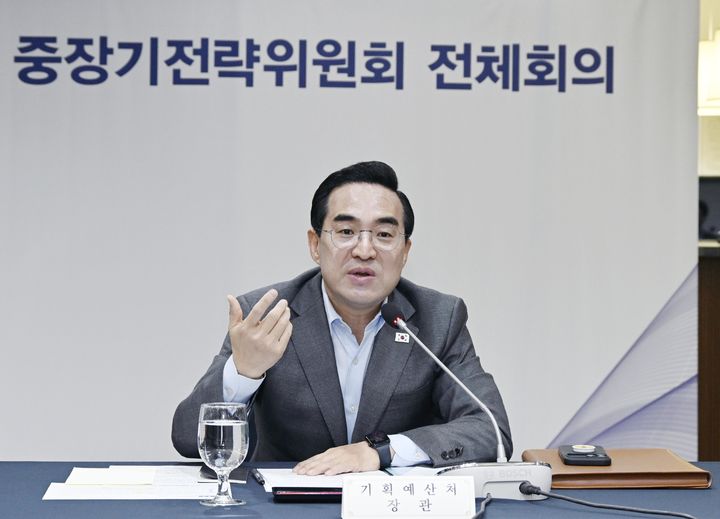 [서울=뉴시스] 박홍근 기획예산처 장관이 22일 서울 중구 한국프레스센터에서 열린 중장기전략위원회 전체회의에서 발언하고 있다. (사진=기획예산처 제공) 2026.04.22. photo@newsis.com *재판매 및 DB 금지