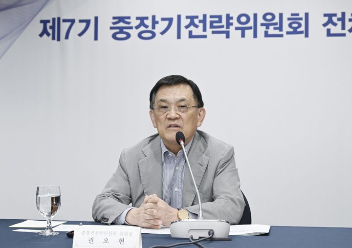 [서울=뉴시스] 권오현 중장기전략위원회 위원장이 지난 4월 서울 중구 한국프레스센터에서 열린 중장기전략위원회 전체회의에서 발언하고 있다. (사진=기획예산처 제공) 2026.04.22. photo@newsis.com *재판매 및 DB 금지