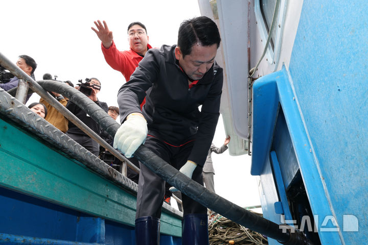 [양양=뉴시스] 김금보 기자 = 장동혁 국민의힘 대표가 22일 오전 강원도 양양군 현남면 남애항에서 어선에 경유를 급유하며 유류가격 인상으로 인한 애로사항을 파악하고 있다. 2026.04.22. kgb@newsis.com