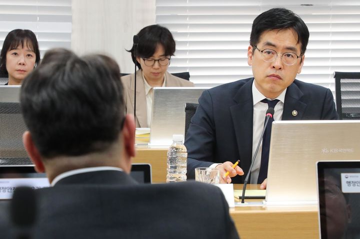 [서울=뉴시스] 김민재 행정안전부 차관이 지난 22일 서울 종로구 KB국민카드 본사에서 고유가 피해지원금 카드사 시스템 개발 현황에 대한 브리핑을 청취하고 있다. (사진=행정안전부 제공) 2026.04.22. photo@newsis.com *재판매 및 DB 금지