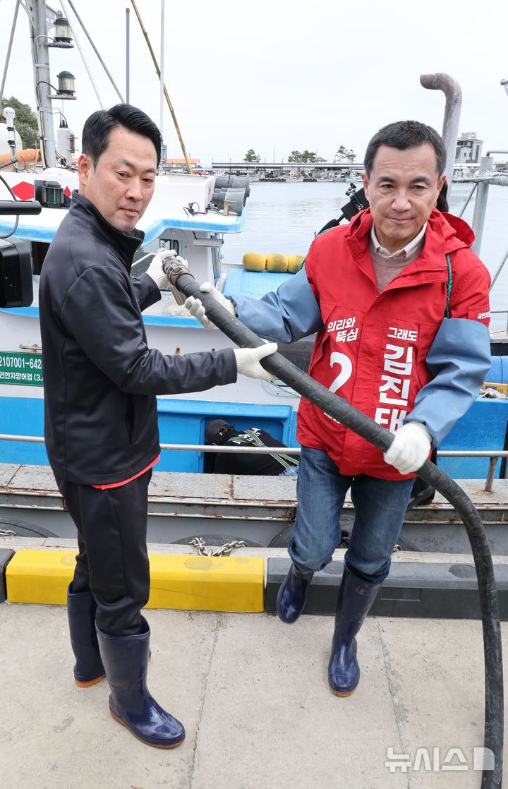 [양양=뉴시스] 김금보 기자 = 국민의힘 장동혁 대표와 김진태 강원도지사 예비후보가 22일 오전 강원도 양양군 현남면 남애항에서 어선에 경유를 급유하며 유류가격 인상으로 인한 애로사항을 파악하고 있다.2026.04.22. kgb@newsis.com