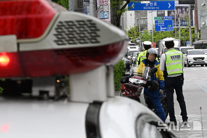 [광주=뉴시스] 이현행 기자 = 22일 광주 서구 운천저수지 사거리에서 서부경찰서 관계자들이 우회전 통행 방법 위반 차량에 대한 집중 단속을 하고 있다. 경찰청은 지난 2023년 도입된 우회전 일시정지 제도를 현장에 안착시켜 우회전 사고에 취약한 보행자 안전을 확보하기 위해 6월19일까지 우회전 통행방법 위반에 대해 집중단속을 실시한다고 밝혔다. 2026.04.22. lhh@newsis.com