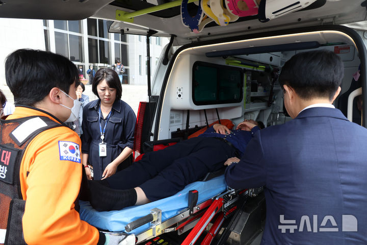 [서울=뉴시스] 고승민 기자 = 전북도지사 경선 관련 당의 재감찰 등을 요구하며 12일째 단식농성을 이어오던 안호영 더불어민주당 의원이 22일 서울 여의도 국회 천막농성장에서 병원으로 이송되고 있다. 2026.04.22. kkssmm99@newsis.com