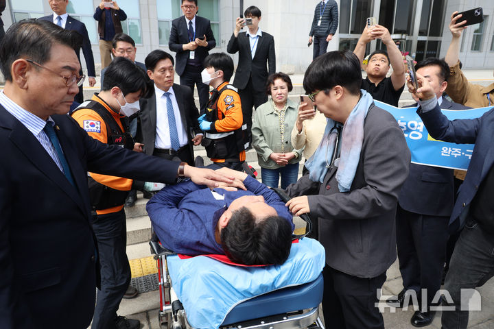[서울=뉴시스] 고승민 기자 = 전북도지사 경선 관련 당의 재감찰 등을 요구하며 12일째 단식농성을 이어오던 안호영 더불어민주당 의원이 22일 서울 여의도 국회 천막농성장에서 병원으로 이송되고 있다. 2026.04.22. kkssmm99@newsis.com