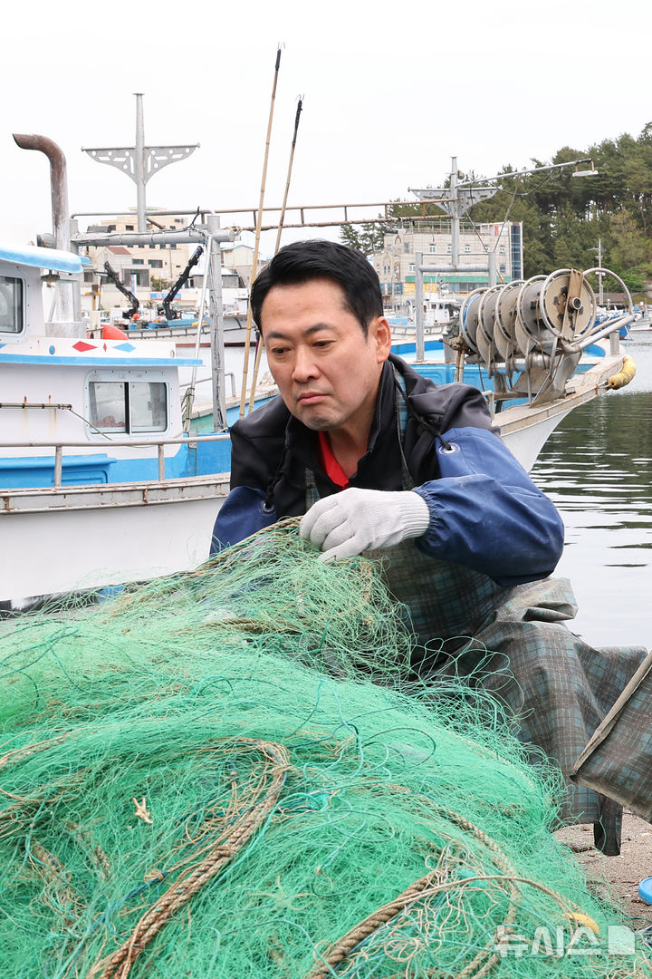 [양양=뉴시스] 김금보 기자 = 장동혁 국민의힘 대표가 22일 오전 강원도 양양군 현남면 남애항에서 어구를 손질하며 어민 애로사항을 파악하고 있다. 2026.04.22. kgb@newsis.com
