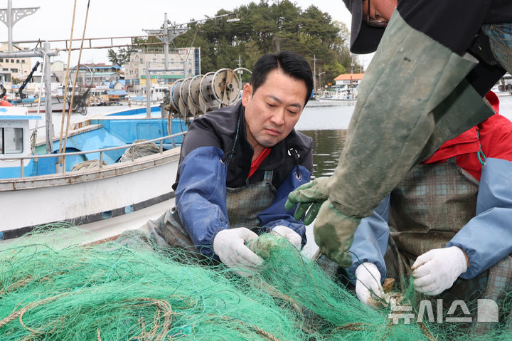 [양양=뉴시스] 김금보 기자 = 장동혁 국민의힘 대표가 22일 오전 강원도 양양군 현남면 남애항에서 어구를 손질하며 어민 애로사항을 파악하고 있다. 2026.04.22. kgb@newsis.com