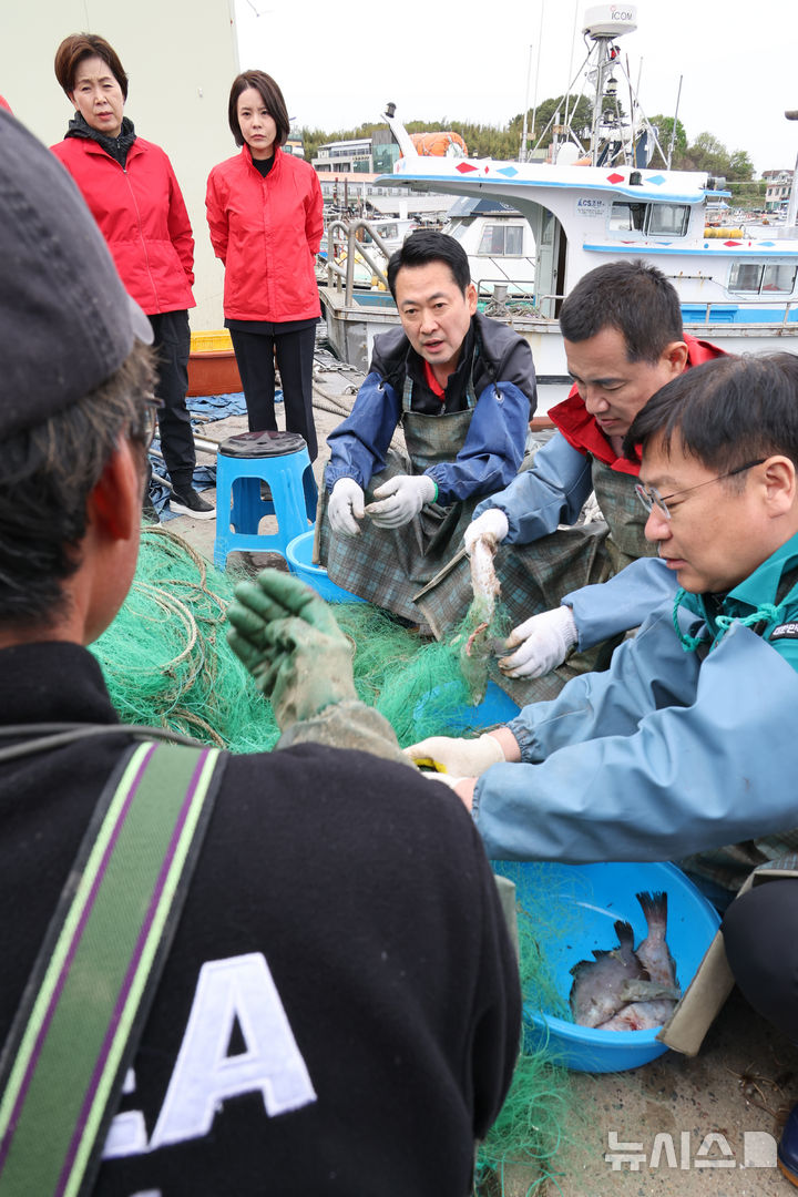 [양양=뉴시스] 김금보 기자 = 국민의힘 장동혁 대표가 22일 오전 강원도 양양군 현남면 남애항에서 어구를 손질하며 어민 애로사항을 파악하고 있다. 2026.04.22. kgb@newsis.com