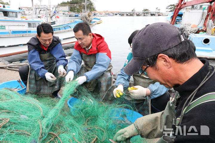 [양양=뉴시스] 김금보 기자 = 국민의힘 장동혁 대표와 김진태 강원도지가 예비후보가 22일 오전 강원도 양양군 현남면 남애항에서 어구를 손질하며 어민 애로사항을 파악하고 있다. 2026.04.22. kgb@newsis.com