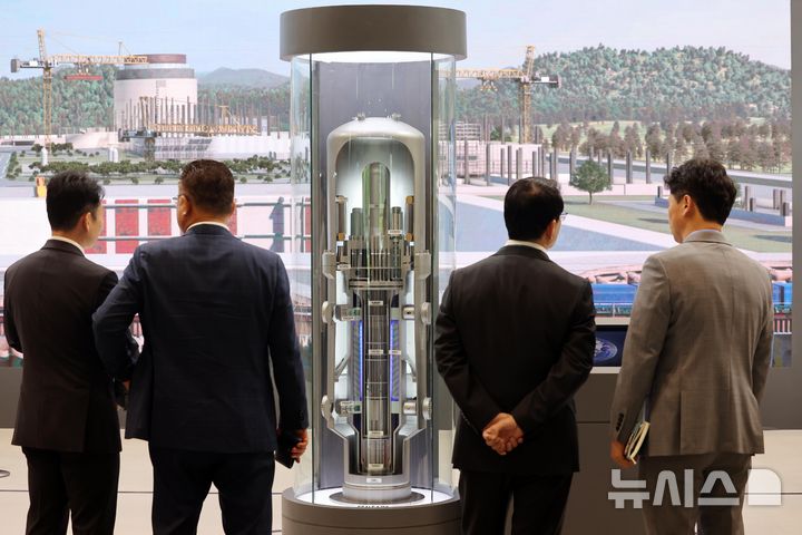  [부산=뉴시스] 하경민 기자 = '2026 부산국제원자력산업전'이 개막한 22일 부산 해운대구 벡스코 제1전시장에서 관람객들이 혁신형 소형모듈원전(I-SMR) 모형을 둘러보고 있다. 24일까지 열리는 이번 행사에는 19개국의 전력, 원자력 관련 기업 130곳이 참가해 소형모듈원자로(SMR) 등 세계 원전 시장의 최신 기술을 소개하며, 한국원자력연차대회와 제25차 태평양연안국 원자력회의가 동시에 개최된다. 2026.04.22. yulnetphoto@newsis.com