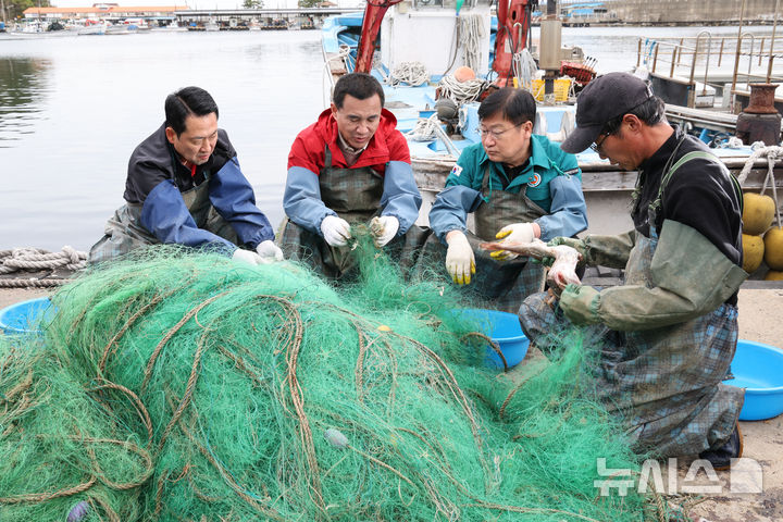 [양양=뉴시스] 김금보 기자 = 장동혁 국민의힘 대표가 22일 오전 강원도 양양군 현남면 남애항에서 어구를 손질하며 어민 애로사항을 파악하고 있다. 왼쪽부터 장 대표, 김진태 강원도지사 예비후보, 정점식 정책위의장. 2026.04.22. kgb@newsis.com