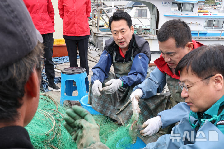 [양양=뉴시스] 김금보 기자 = 장동혁 국민의힘 대표가 22일 오전 강원도 양양군 현남면 남애항에서 어구를 손질하며 어민 애로사항을 파악하고 있다. 왼쪽부터 장 대표, 김진태 강원도지사 예비후보, 정점식 정책위의장. 2026.04.22. kgb@newsis.com