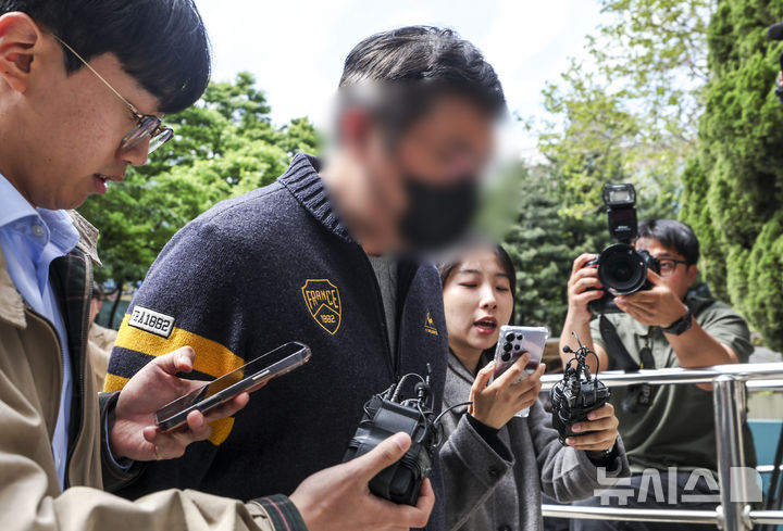 [서울=뉴시스] 정병혁 기자 = 현직 경찰관에게 사건 수사 무마를 청탁해 뇌물공여와 자본시장법 위반 혐의를 받는 재력가 이 모씨가 22일 서울 양천구 남부지방법원에서 열린 구속 전 피의자 심문(영장실질심사)에 출석하고 있다. 2026.04.22. jhope@newsis.com