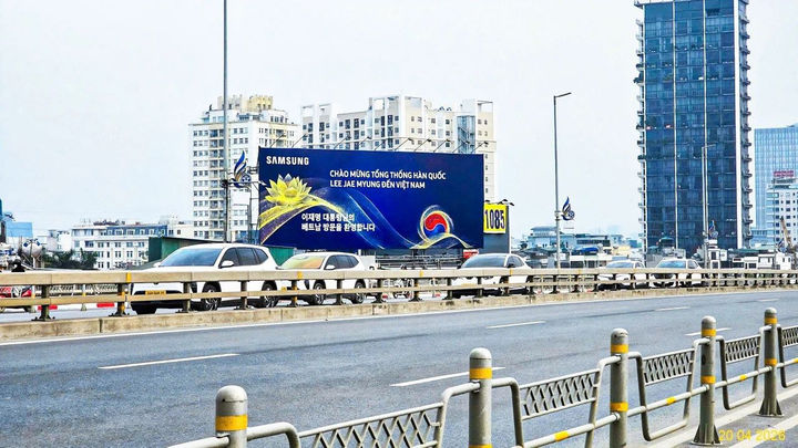 [서울=뉴시스] 이재명 대통령의 21일 베트남 국빈 방문을 환영하는 삼성전자 현지법인의 옥외광고가 하노이 공항 인근과 도심 곳곳에 세워졌다.사진은 베트남 하노이 노이바이 국제공항에서 시내로 진입하는 녓떤교의 삼성전자 옥외광고. (사진=삼성전자 제공) 2026.04.22. photo@newsis.com *재판매 및 DB 금지