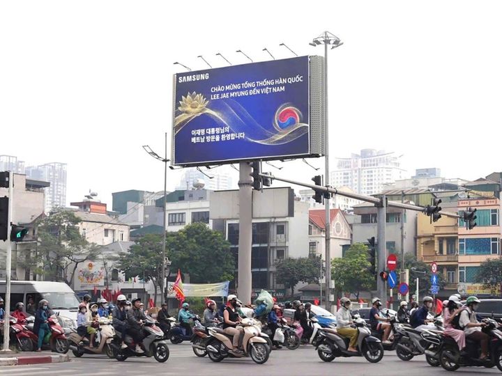 [서울=뉴시스] 이재명 대통령의 21일 베트남 국빈 방문을 환영하는 삼성전자 현지법인의 옥외광고가 하노이 공항 인근과 도심 곳곳에 세워졌다. 사진은 베트남 하노이 중화교에 설치된 옥외광고. (사진=삼성전자 제공) 2026.04.22. photo@newsis.com *재판매 및 DB 금지