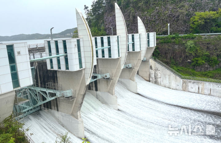 [나주=뉴시스] 22일 전남 나주호에서 열린 통수식에서 수문이 열리며 농업용수가 방류되고 있다. 이날 공급된 물은 나주·영암 일대 약 1만㏊ 농경지로 흘러들어가 본격적인 영농철의 시작을 알렸다. (사진=농어촌공사 제공) photo@newsis.com *재판매 및 DB 금지