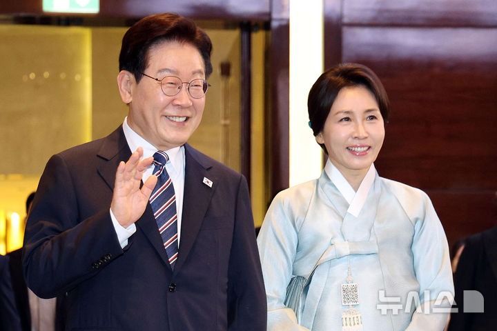 [하노이=뉴시스] 고범준 기자 = 베트남을 국빈 방문 중인 이재명 대통령과 김혜경 여사가 22일(현지 시간) 하노이 한 호텔에서 열린 동포 오찬 간담회에 입장하고 있다. 2026.04.22. bjko@newsis.com