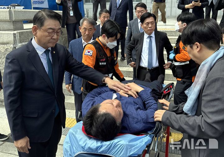 [서울=뉴시스] 조성봉 기자 = 안호영 더불어민주당 의원이 22일 오후 서울 여의도 국회 천막농성장에서 병원으로 이송되고 있다. 안 의원은 전북도지사 경선 관련 당의 재감찰을 요구하며 12일째 단식농성을 진행했다. 2026.04.22. suncho21@newsis.com