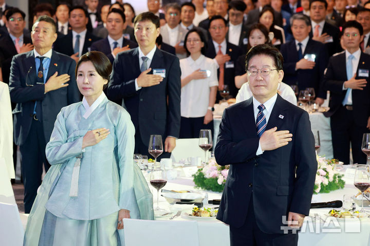 [하노이=뉴시스] 고범준 기자 = 베트남을 국빈 방문 중인 이재명 대통령과 김혜경 여사가 22일(현지 시간) 하노이 한 호텔에서 열린 동포 오찬 간담회에서 참석자들과 국민의례를 하고 있다. 2026.04.22. bjko@newsis.com