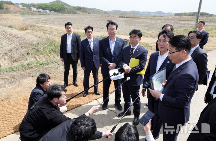 [화성=뉴시스] 홍효식 기자 = 김민석 국무총리가 22일 경기도 화성시 시화 간척지구 태양광 보급 현장을 방문해 김인중 한국농어촌공사 사장에게 현장 설명을 들으며 시찰하고 있다. 2026.04.22. yesphoto@newsis.com