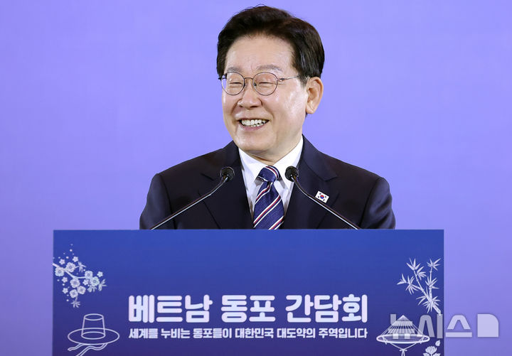 [하노이=뉴시스] 고범준 기자 = 베트남을 국빈 방문 중인 이재명 대통령이 22일(현지 시간) 하노이 한 호텔에서 열린 동포 오찬 간담회에서 인사말을 하고 있다. 2026.04.22. bjko@newsis.com