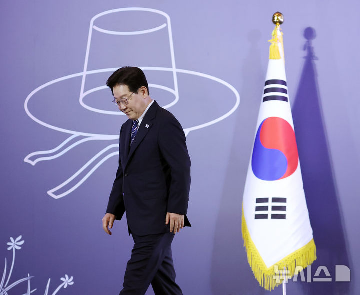 [하노이=뉴시스] 고범준 기자 = 베트남을 국빈 방문 중인 이재명 대통령이 22일(현지 시간) 하노이 한 호텔에서 열린 동포 오찬 간담회에서 인사말을 마친 뒤 자리로 향하고 있다. 2026.04.22. bjko@newsis.com