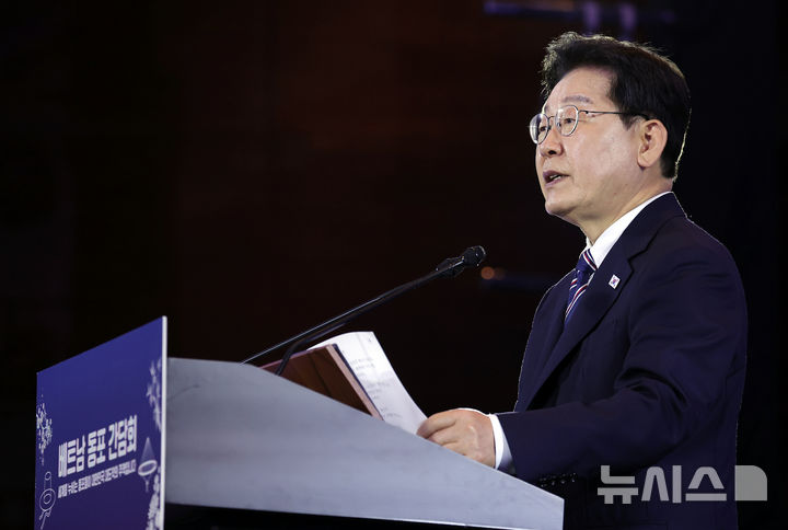 [하노이=뉴시스] 고범준 기자 = 베트남을 국빈 방문 중인 이재명 대통령이 22일(현지 시간) 하노이 한 호텔에서 열린 동포 오찬 간담회에서 인사말을 하고 있다. 2026.04.22. bjko@newsis.com