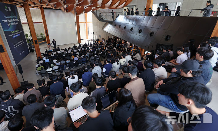 [서울=뉴시스] 조성우 기자 = 서울대학교 학생들이 22일 서울 관악구 서울대학교 해동첨단공학관에서 열린 브라이언 카탄자로 엔비디아 응용 딥러닝 연구 부사장의 '연구자의 도구 상자: 개방형 모델, 데이터 세트 및 테크닉' 특별 강연을 경청하고 있다. 2026.04.22. xconfind@newsis.com