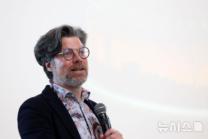 [서울=뉴시스] 조성우 기자 = 브라이언 카탄자로 엔비디아 응용 딥러닝 연구 부사장이 22일 서울 관악구 서울대학교 해동첨단공학관에서 '연구자의 도구 상자: 개방형 모델, 데이터 세트 및 테크닉'을 주제로 특별 강연을 하고 있다. 2026.04.22. xconfind@newsis.com