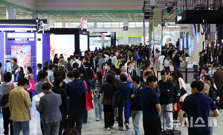 [서울=뉴시스] 황준선 기자 = 22일 서울 강남구 코엑스에서 개막한 월드IT쇼에서 관람객들이 부스를 둘러보고 있다. 2026.04.22. hwang@newsis.com