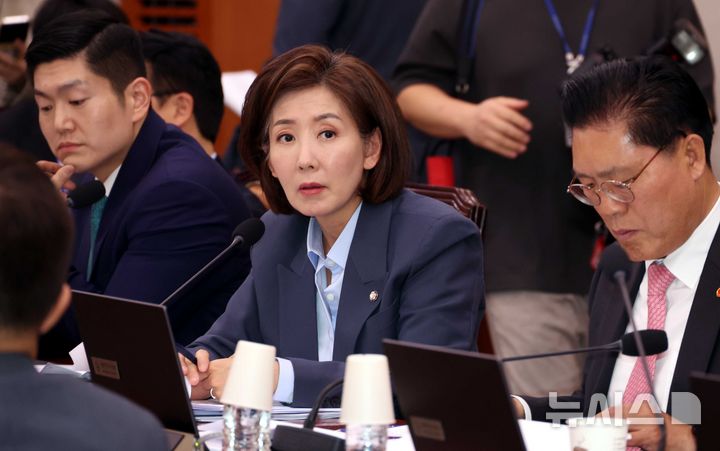 [서울=뉴시스] 조성봉 기자 = 나경원 국민의힘 의원이 22일 오후 서울 여의도 국회에서 열린 법제사법위원회 전체회의에서 질의를 하고 있다. 2026.04.22. suncho21@newsis.com