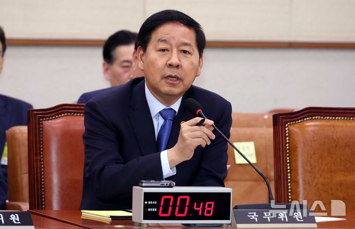 [서울=뉴시스] 조성봉 기자 = 구윤철 부총리 겸 재정경제부 장관이 22일 오후 서울 여의도 국회에서 열린 법제사법위원회 전체회의에서 의원 질의에 답변하고 있다. 2026.04.22. suncho21@newsis.com
