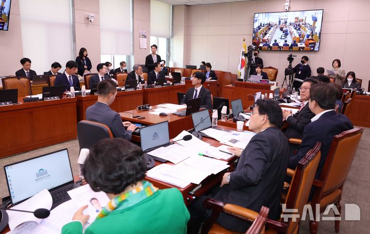 [서울=뉴시스] 조성봉 기자 = 서영교 국회 법사위원장이 22일 오후 서울 여의도 국회에서 열린 법제사법위원회 전체회의에서 회의를 주재하고 있다. 2026.04.22. suncho21@newsis.com