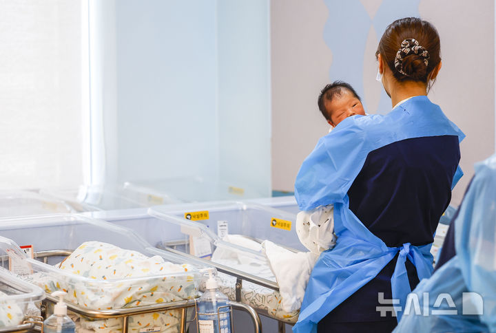[고양=뉴시스] 정병혁 기자 = 22일 경기 고양시 CHA의과학대학교 일산차병원 신생아실에서 간호사가 신생아들을 돌보고 있다. 2026.04.22. jhope@newsis.com