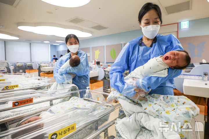 [고양=뉴시스] 정병혁 기자 = 4월 22일 경기 고양시 CHA의과학대학교 일산차병원 신생아실에서 간호사가 신생아들을 돌보고 있는 모습. 2026.04.22. jhope@newsis.com