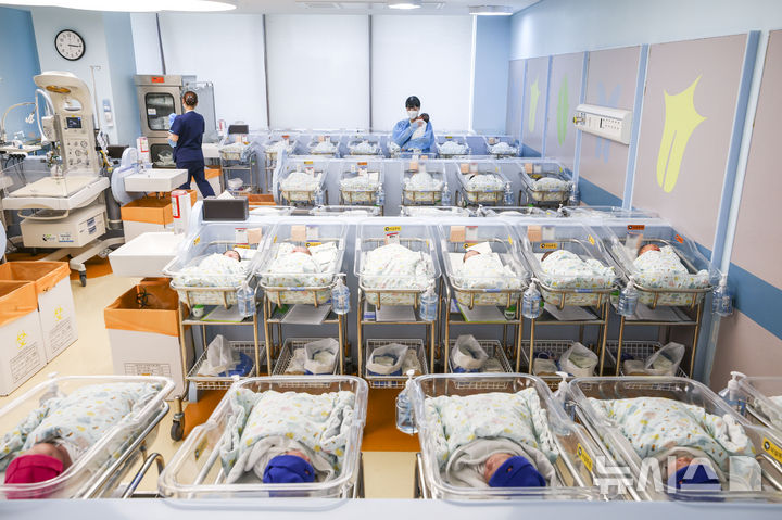 [고양=뉴시스] 정병혁 기자 =지난 22일 경기 고양시 CHA의과학대학교 일산차병원 신생아실에서 간호사가 신생아들을 돌보고 있는 모습 2026.04.22. jhope@newsis.com