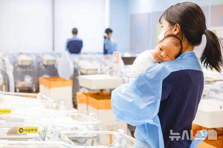 [고양=뉴시스] 정병혁 기자 = 22일 경기 고양시 CHA의과학대학교 일산차병원 신생아실에서 간호사가 신생아들을 돌보고 있다. 2026.04.22. jhope@newsis.com