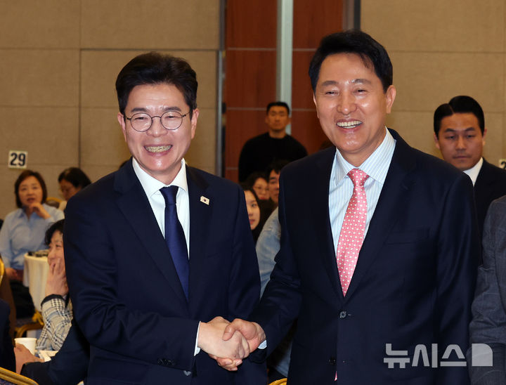 [서울=뉴시스] 배훈식 기자 = 정원오(왼쪽) 더불어민주당 서울시장 후보와 오세훈 서울시장이 22일 오후 서울 용산구 백범김구기념관에서 열린 서울시사회복지사협회 창립 40주년 기념행사에서 만나 악수하고 있다. 2026.04.22. dahora83@newsis.com