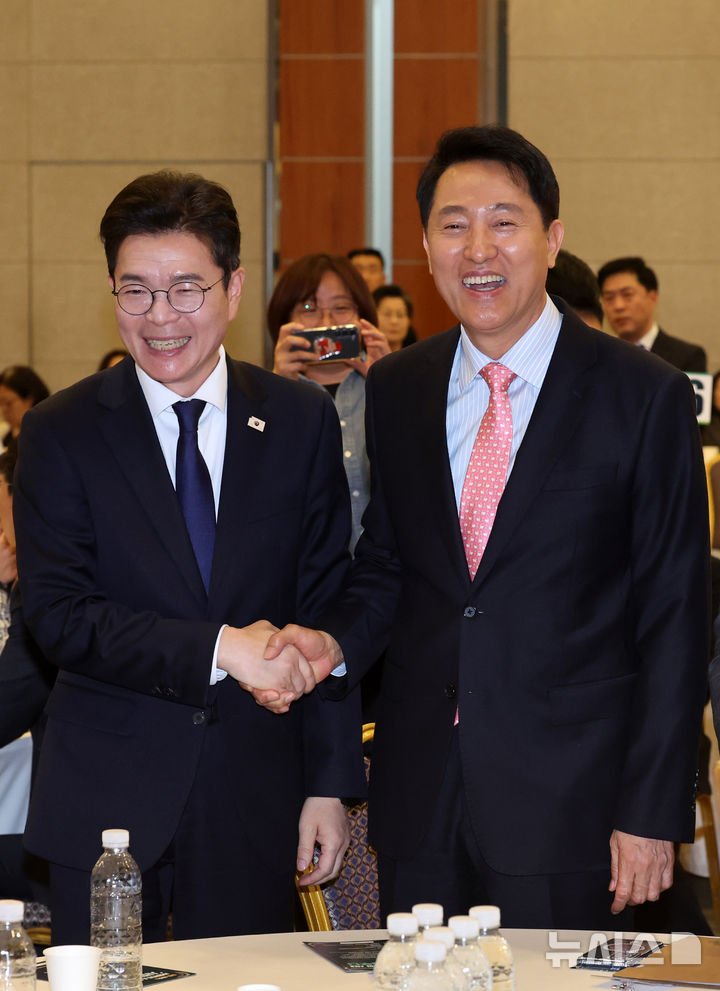 [서울=뉴시스] 배훈식 기자 = 정원오(왼쪽) 더불어민주당 서울시장 후보와 오세훈 서울시장이 22일 오후 서울 용산구 백범김구기념관에서 열린 서울시사회복지사협회 창립 40주년 기념행사에서 만나 악수하고 있다. 2026.04.22. dahora83@newsis.com