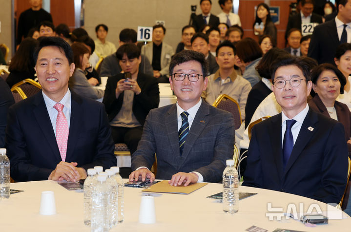 [서울=뉴시스] 배훈식 기자 = 오세훈(왼쪽) 서울시장과 정원오 더불어민주당 서울시장 후보가 22일 오후 서울 용산구 백범김구기념관에서 열린 서울시사회복지사협회 창립 40주년 기념행사에 자리하고 있다. 2026.04.22. dahora83@newsis.com