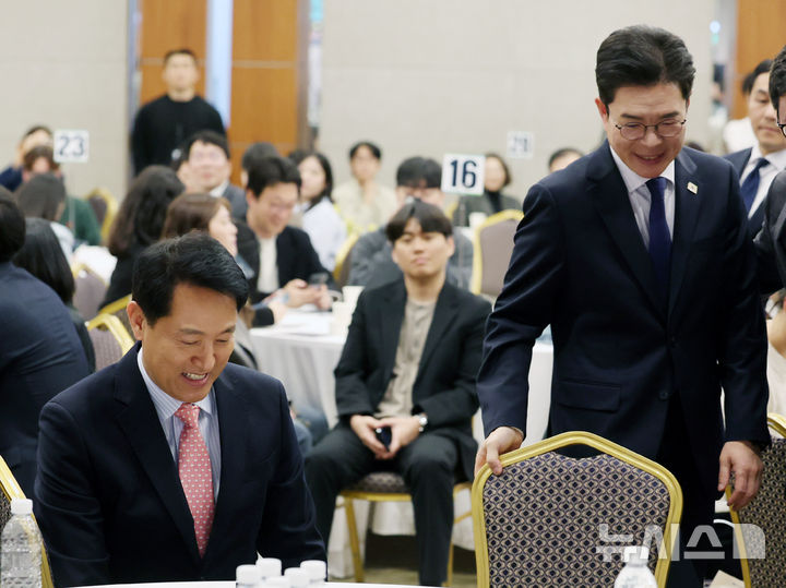 [서울=뉴시스] 배훈식 기자 = 오세훈(왼쪽) 서울시장과 정원오 더불어민주당 서울시장 후보가 22일 오후 서울 용산구 백범김구기념관에서 열린 서울시사회복지사협회 창립 40주년 기념행사에 참석하고 있다. 2026.04.22. dahora83@newsis.com