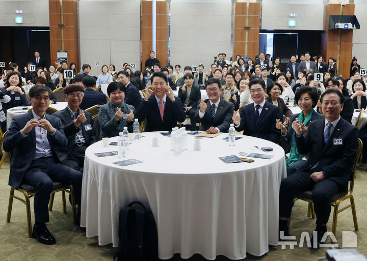 [서울=뉴시스] 배훈식 기자 = 오세훈(왼쪽 네번째) 서울시장과 정원오(왼쪽 여섯번째) 더불어민주당 서울시장 후보가 22일 오후 서울 용산구 백범김구기념관에서 열린 서울시사회복지사협회 창립 40주년 기념행사에서 기념촬영을 하고 있다. 2026.04.22. dahora83@newsis.com