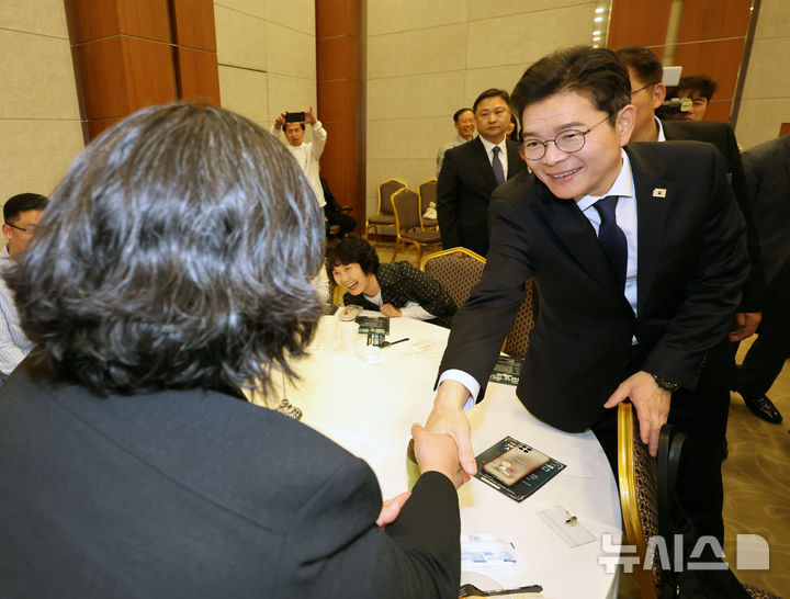 [서울=뉴시스] 배훈식 기자 = 정원오 더불어민주당 서울시장 후보가 22일 오후 서울 용산구 백범김구기념관에서 열린 서울시사회복지사협회 창립 40주년 기념행사 참석자들과 악수하고 있다. 2026.04.22. dahora83@newsis.com