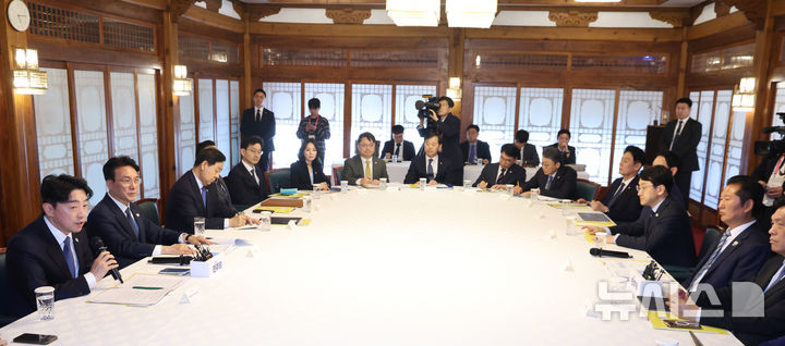 [서울=뉴시스] 김근수 기자 = 강훈식 대통령실 비서실장이 22일 서울 종로구 국무총리 공관에서 열린 제8차 고위당정협의회에서 모두 발언을 하고 있다.&nbsp; 이날 회의에서 참석자들은 중동전쟁에 따른 비상경제 5개 상황반 보고 및 논의와 추경 신속 집행관련 논의를 했다. (공동취재) 2026.04.22. photo@newsis.com