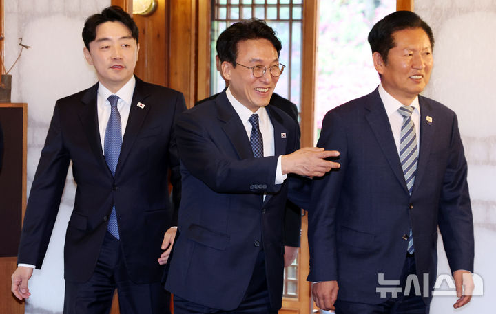 [서울=뉴시스] 김근수 기자 = 김민석 국무총리, 정청래 더불어민주당 대표, 강훈식 대통령실 비서실장이 22일 서울 종로구 국무총리 공관에서 열린 제8차 고위당정협의회에 참석하고 있다.&nbsp; 이날 회의에서 참석자들은 중동전쟁에 따른 비상경제 5개 상황반 보고 및 논의와 추경 신속 집행관련 논의를 했다. (공동취재) 2026.04.22. photo@newsis.com