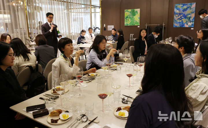 [서울=뉴시스] 박주성 기자 = 김성륜 더페어링 소믈리에가 22일 오후 서울 송파구 더페어링 롯데백화점 에비뉴엘 잠실에서 열린 2026 제2기 뉴시스 여성 CEO 아카데미 10주차 와인클래스에서 와인을 설명하고 있다. 2026.04.22. park7691@newsis.com
