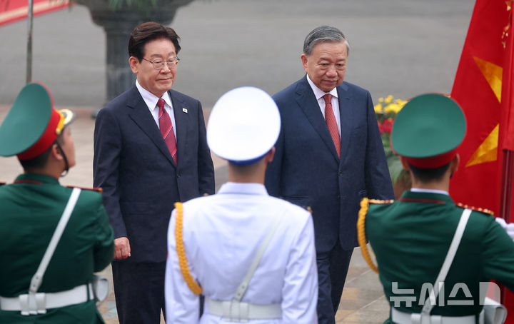 [하노이=뉴시스] 고범준 기자 = 이재명 대통령과 또 럼 베트남 당 서기장 겸 국가주석이 22일(현지 시간) 베트남 하노이 주석궁 대정원에서 열린 공식환영식에서 의장대를 사열하고 있다. 2026.04.22. bjko@newsis.com