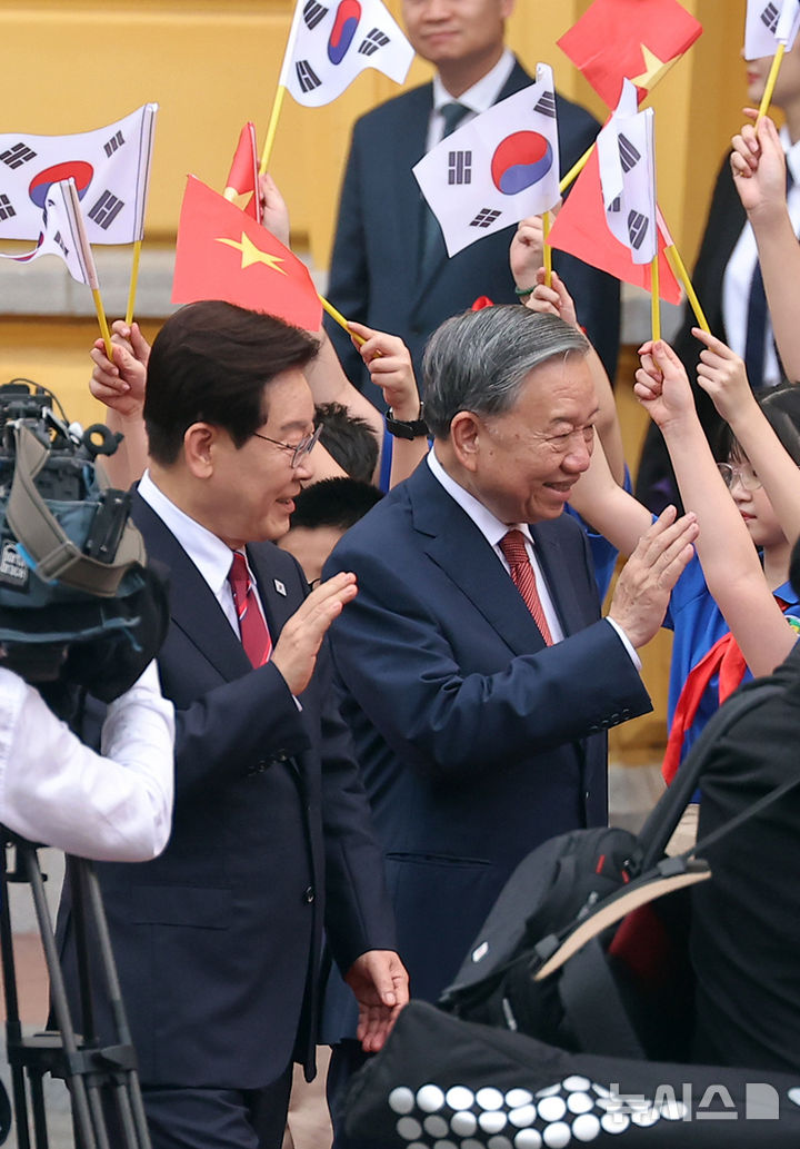 [하노이=뉴시스] 고범준 기자 = 이재명 대통령과 또 럼 베트남 당 서기장 겸 국가주석이 22일(현지 시간) 베트남 하노이 주석궁 대정원에서 열린 공식환영식에서 의장대를 사열하며 인사하고 있다. 2026.04.22. bjko@newsis.com
