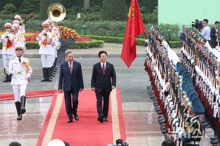 [하노이=뉴시스] 고범준 기자 = 이재명 대통령과 또 럼 베트남 당 서기장 겸 국가주석이 22일(현지 시간) 베트남 하노이 주석궁 대정원에서 열린 공식환영식에서 의장대를 사열하고 있다. 2026.04.22. bjko@newsis.com