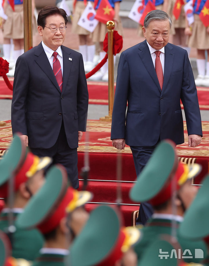 [하노이=뉴시스] 고범준 기자 = 이재명 대통령과 또 럼 베트남 당 서기장 겸 국가주석이 22일(현지 시간) 베트남 하노이 주석궁 대정원에서 열린 공식환영식에서 의장대를 사열하고 있다. 2026.04.22. bjko@newsis.com