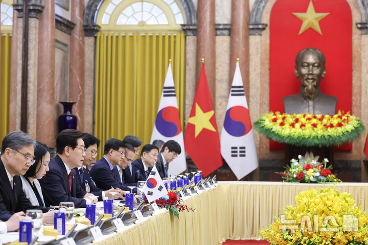 [하노이=뉴시스] 고범준 기자 = 이재명 대통령이 22일(현지 시간) 베트남 하노이 주석궁에서 열린 한-베트남 정상회담에서 발언하고 있다. 2026.04.22. bjko@newsis.com